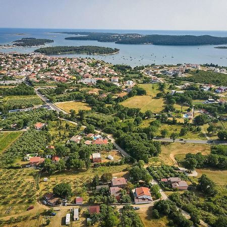 Relaxing Holiday House With Terrace Sea View Medulin Eksteriør bilde