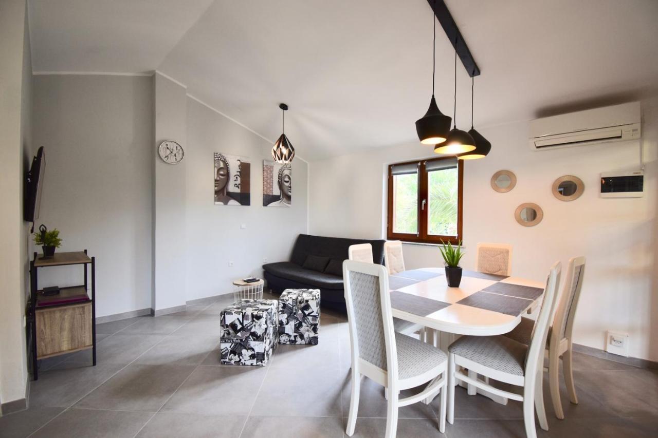 Relaxing Holiday House With Terrace Sea View Medulin Eksteriør bilde
