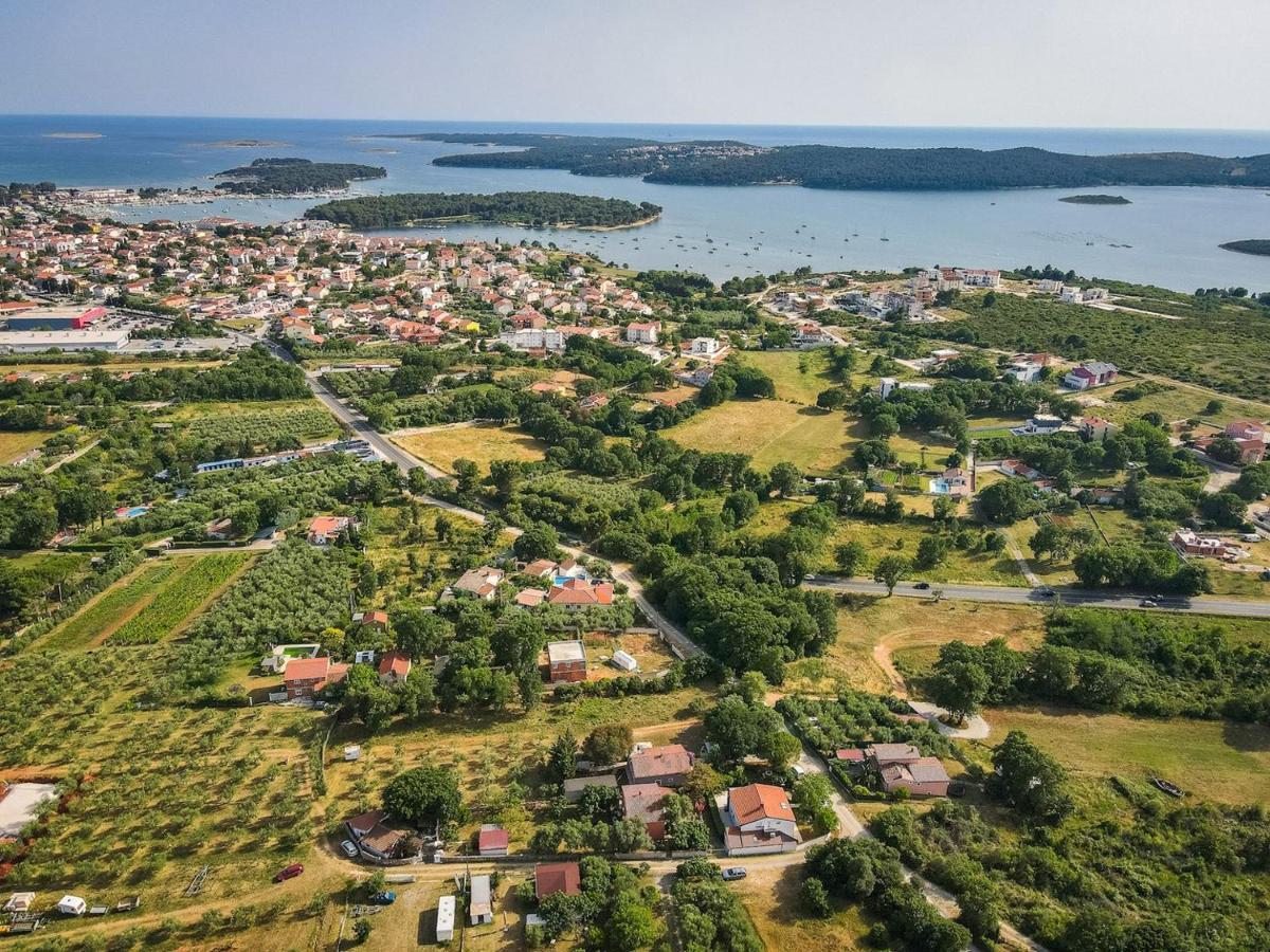 Relaxing Holiday House With Terrace Sea View Medulin Eksteriør bilde