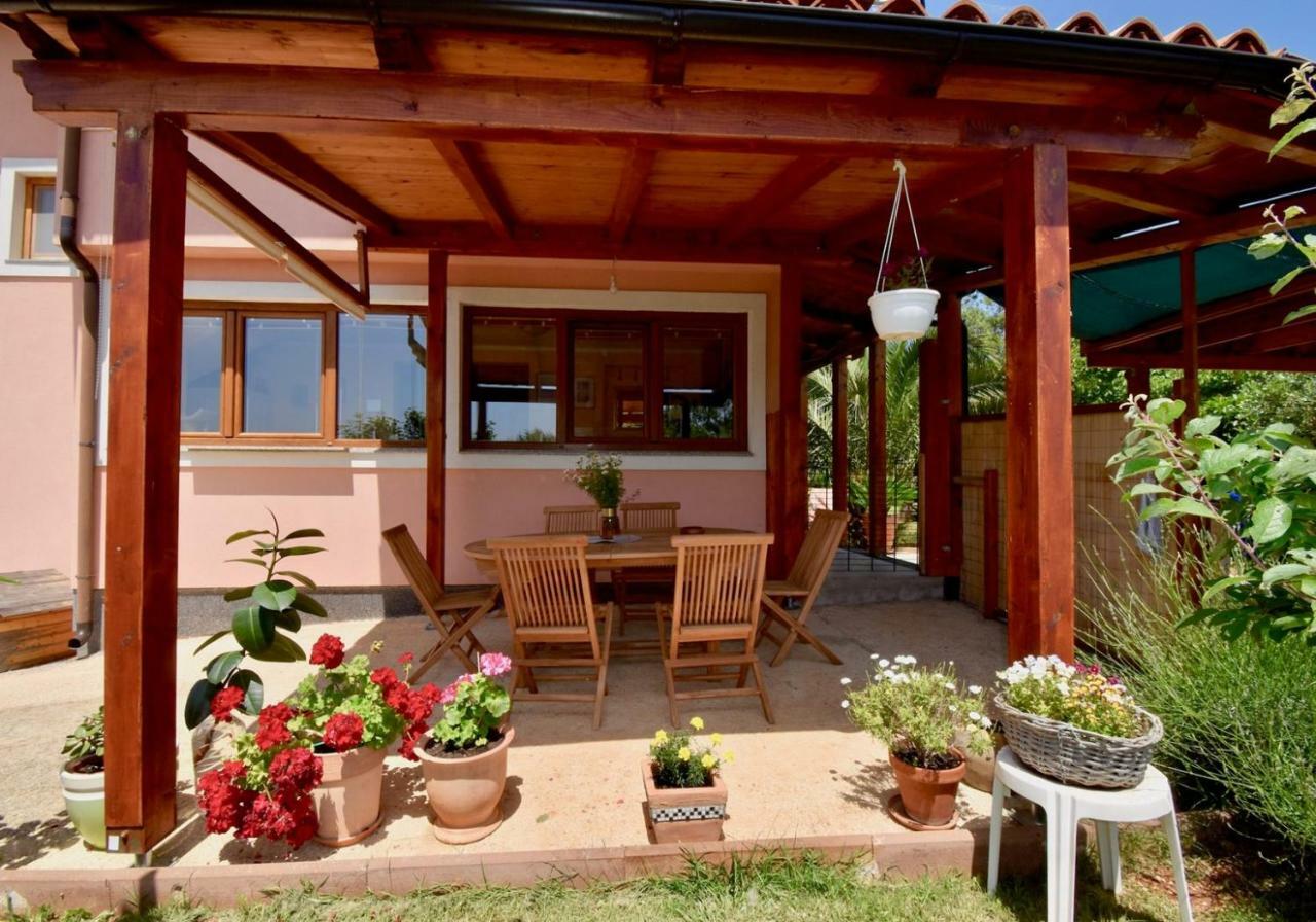 Relaxing Holiday House With Terrace Sea View Medulin Eksteriør bilde