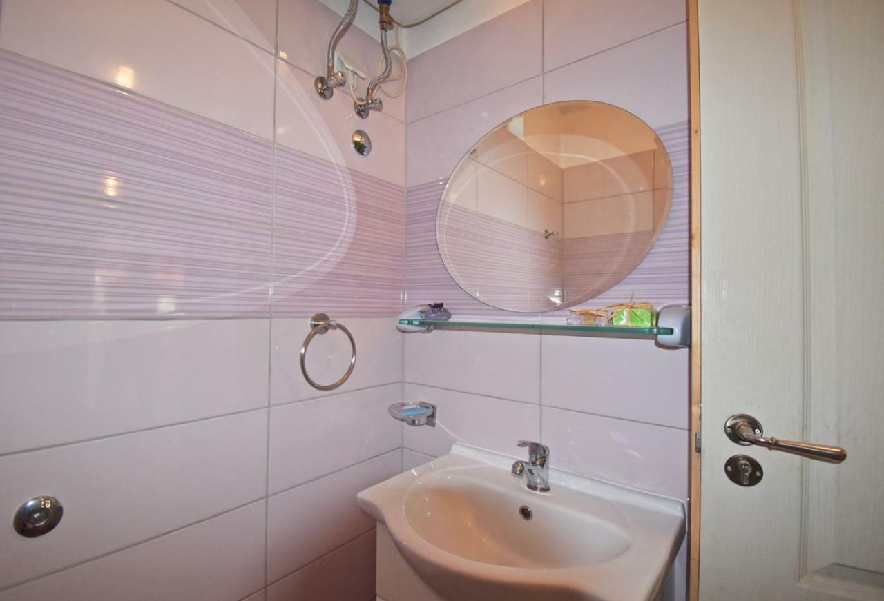 Relaxing Holiday House With Terrace Sea View Medulin Eksteriør bilde